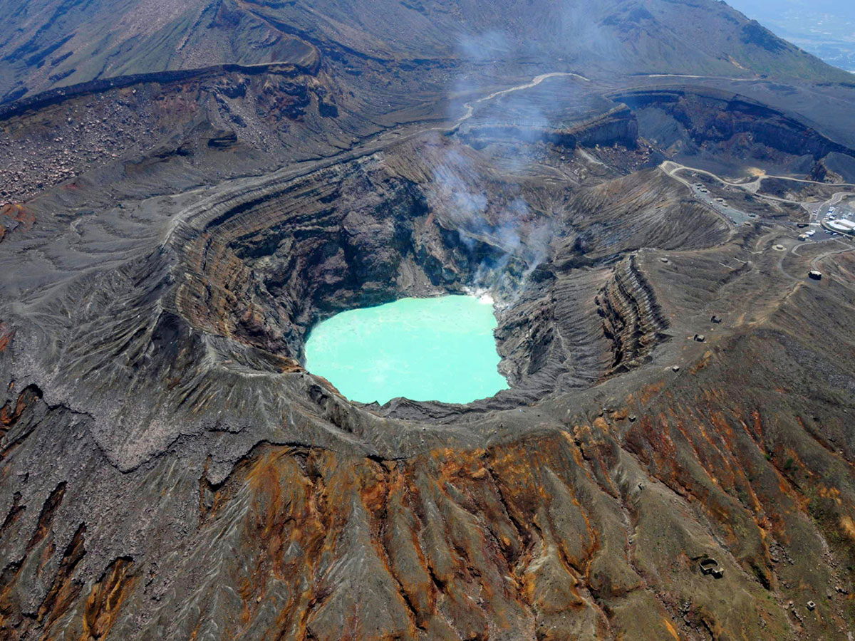 Viewing the Aso Volcano Crater_1